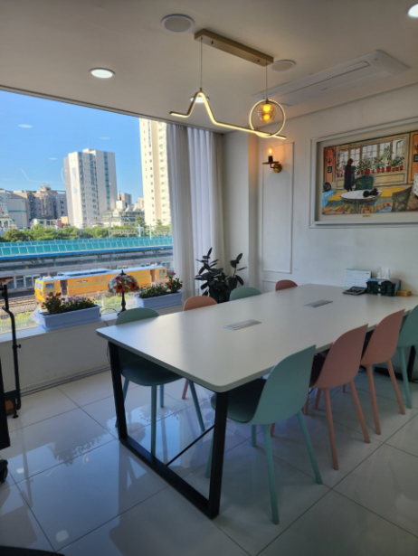 상담실 - 넓은 창가 회의 공간